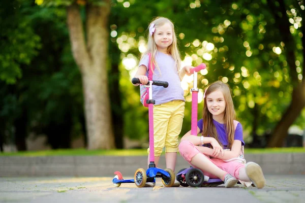 Scooter Şehir Parkı içinde kızlarla