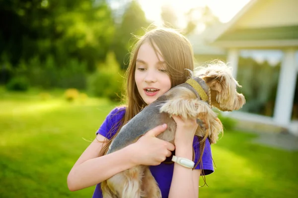 女孩抱着约克夏狗 — 图库照片