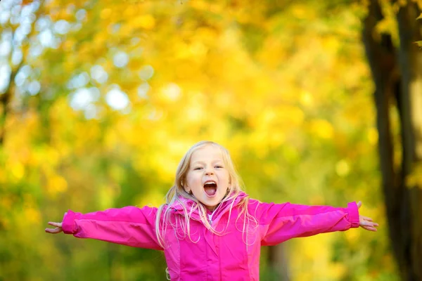 Meisje met plezier in de herfst park — Stockfoto