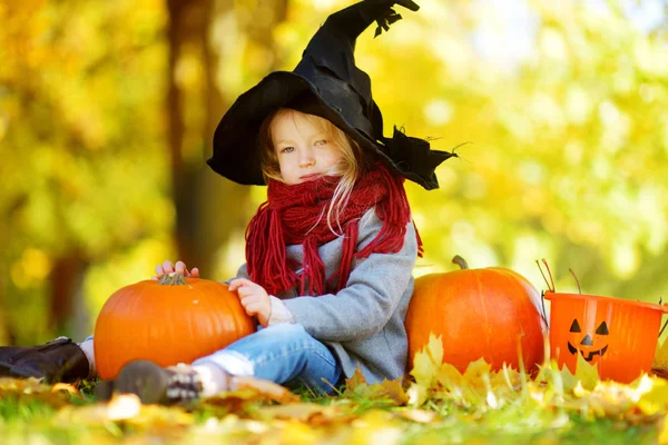 Chica en traje de halloween con calabazas — Foto de Stock