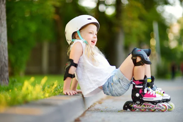 Маленька дівчинка вчиться кататися на роликах — стокове фото