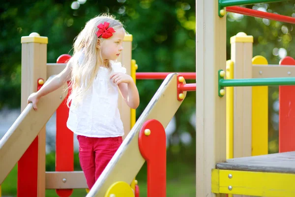 Liten flicka på lekplatsen — Stockfoto