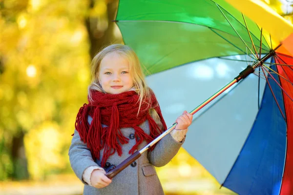 Petite fille tenant parapluie arc-en-ciel — Photo