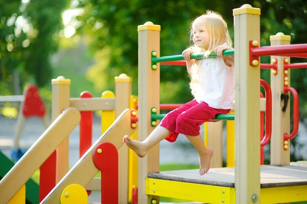 Petite fille sur l'aire de jeux — Photo