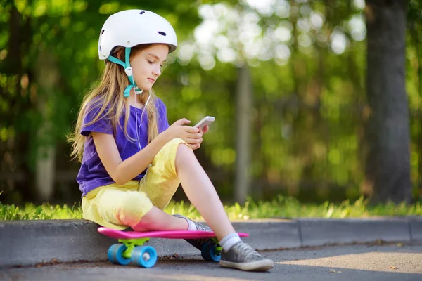Kleines Mädchen lernt im Park Skateboard — Stockfoto