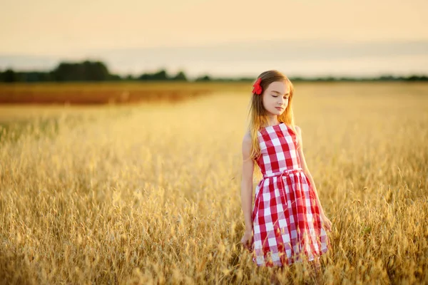 Liten flicka vandrar i vete — Stockfoto