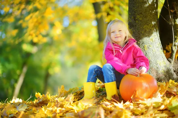 küçük kız kabak ile eğleniyor