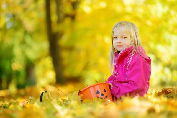 Niña jugando con hojas de otoño — Foto de Stock
