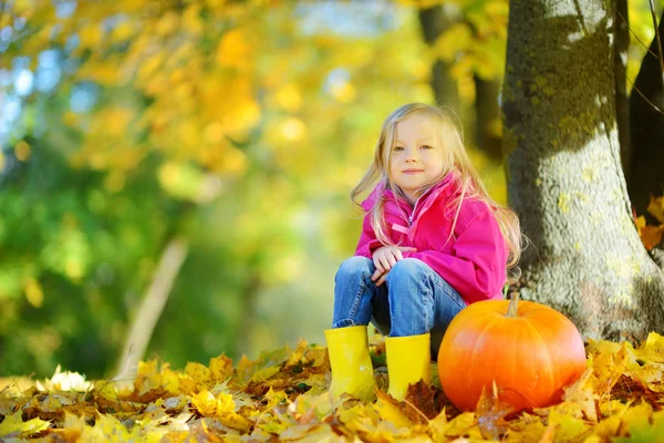 Kleines Mädchen hat Spaß mit Kürbis — Stockfoto