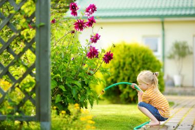 küçük kız çiçekler mor sulama