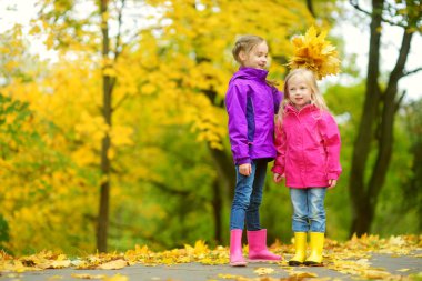 küçük kız sonbahar yaprakları ile oynamak 