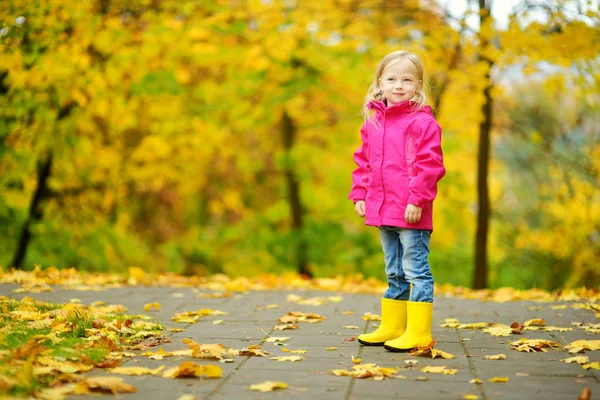 Bambina nel parco autunnale — Foto Stock