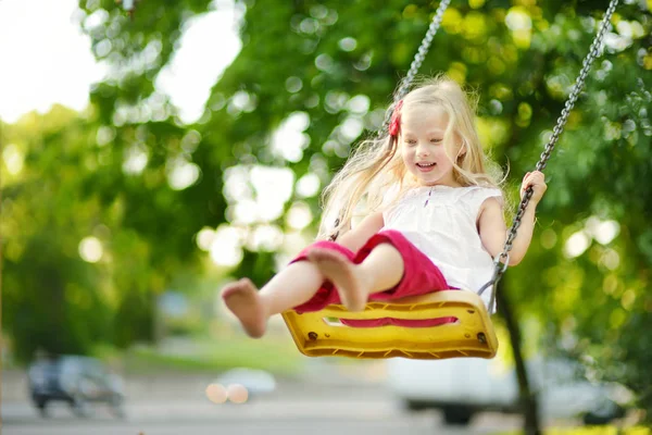 Bambina oscillante sul parco giochi — Foto Stock