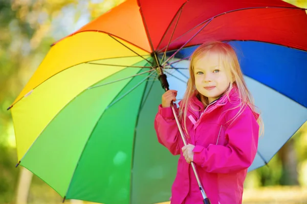 Bambina con ombrello arcobaleno in mano — Foto Stock