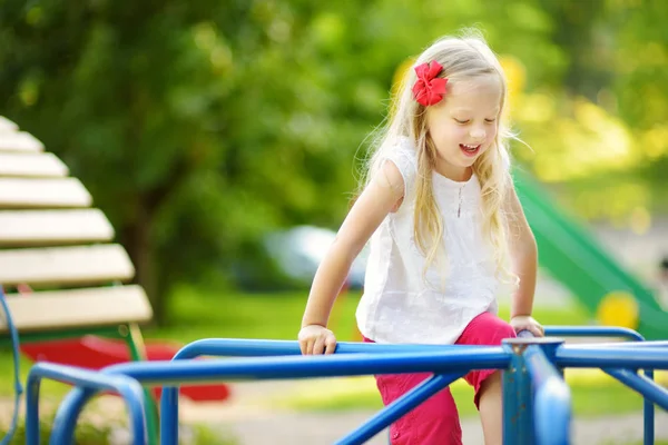 Petite fille appréciant carrousel — Photo