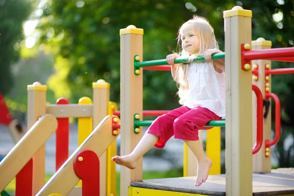 Petite fille sur l'aire de jeux — Photo