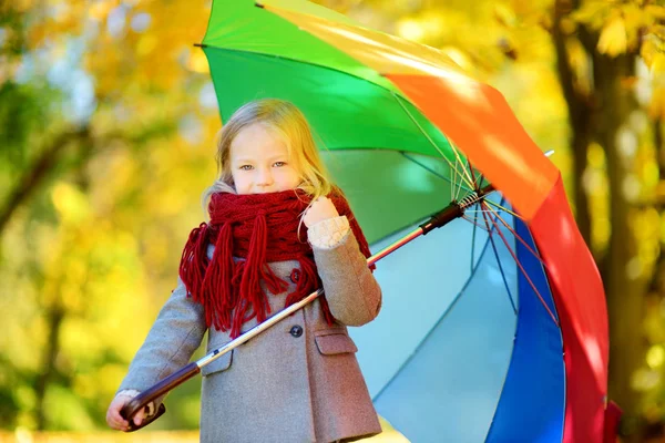 Niña sosteniendo el paraguas del arco iris — Foto de Stock