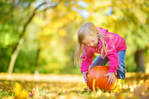 Kleines Mädchen hat Spaß mit Kürbis — Stockfoto