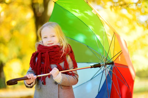 Meisje houdt regenboog paraplu — Stockfoto