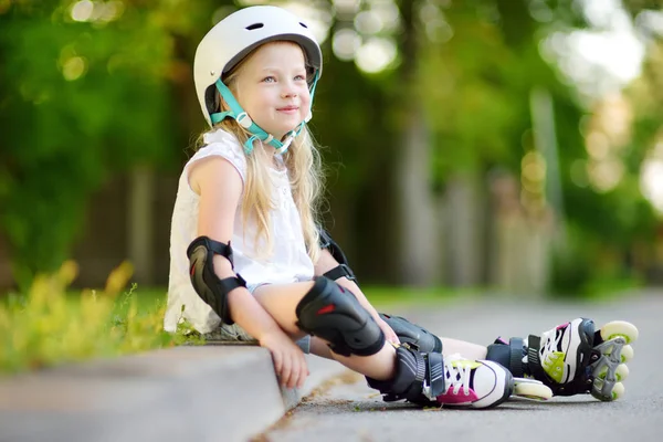 Little girl learning to roller skate — Stock Photo, Image