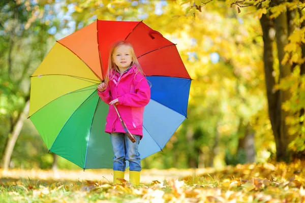 Маленька дівчинка тримає веселку парасольку — стокове фото