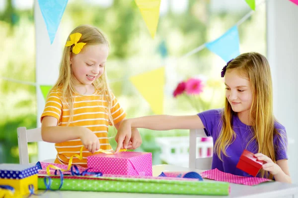 Kleine zusters het verpakken van cadeaus — Stockfoto