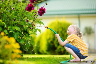 küçük kız çiçekler mor sulama