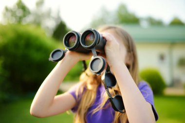 dürbün ile küçük kız 