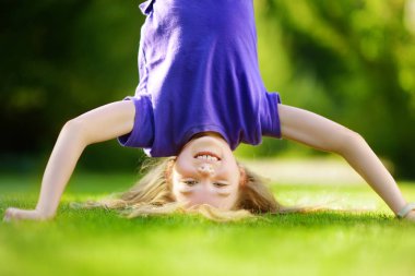 sırılsıklam çimenlerin üzerinde oynayan kız