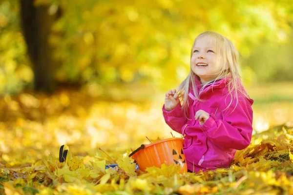 小女孩玩着秋天的树叶 — 图库照片