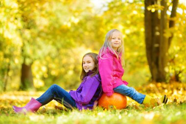 küçük kabak ile oynayan kız 