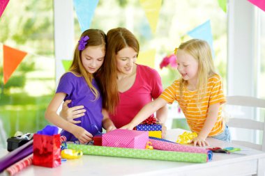 küçük kız ve annesi hediye sarma