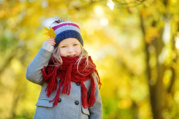 Little girl playing with autumn leaf — Stock Photo, Image