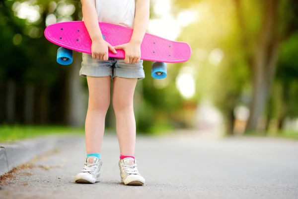 Malá holčička učí na skateboardu v parku — Stock fotografie