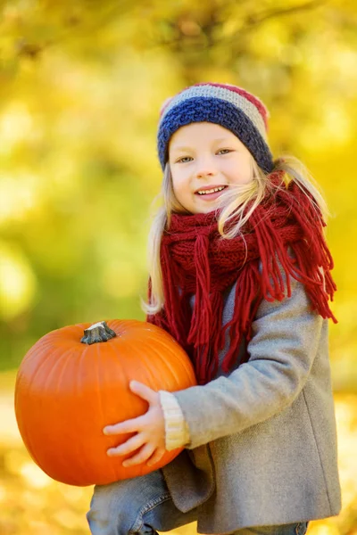 Kleines Mädchen hat Spaß mit Kürbis — Stockfoto