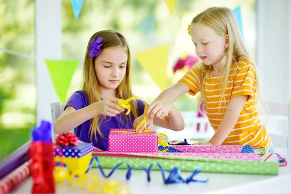 Hermanas pequeñas envolviendo regalos — Foto de Stock