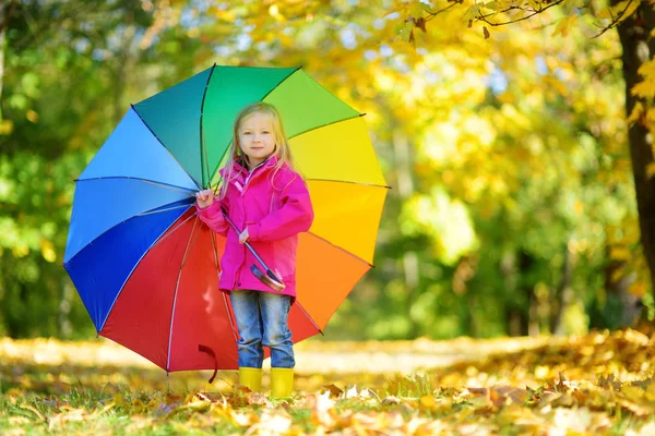 Gökkuşağı şemsiye tutan küçük kız — Stok fotoğraf