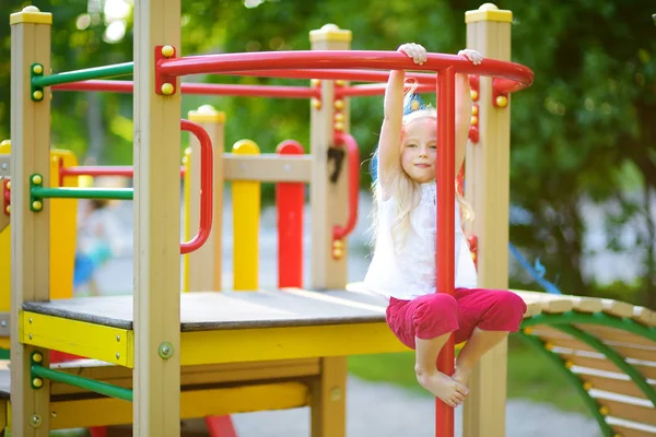 Dziewczynka na placu zabaw — Zdjęcie stockowe