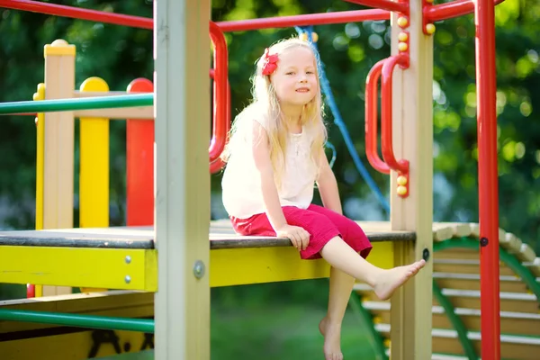 Bambina nel parco giochi — Foto Stock