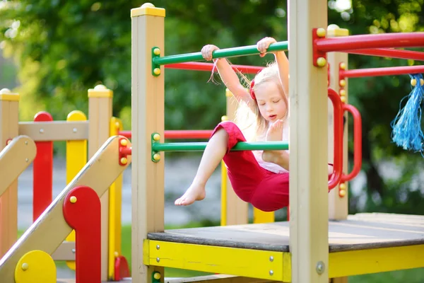 Petite fille sur l'aire de jeux — Photo