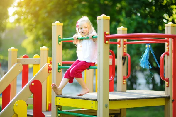 Kleines Mädchen auf Spielplatz — Stockfoto