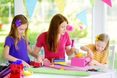 küçük kız ve annesi hediye sarma