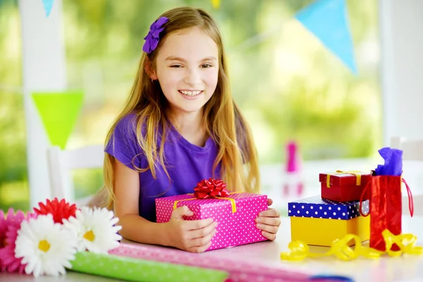 Cute girl wrapping gift — Stock Photo, Image