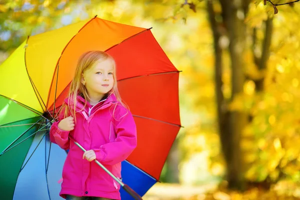 लहान मुलगी धारण इंद्रधनुष्य छत्री — स्टॉक फोटो, इमेज