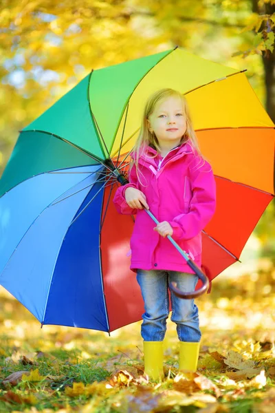 Bambina con ombrello arcobaleno in mano — Foto Stock