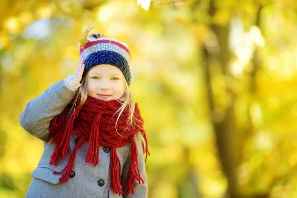 Little girl in autumn park — Stock Photo, Image