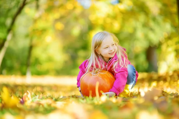 küçük kız kabak ile eğleniyor