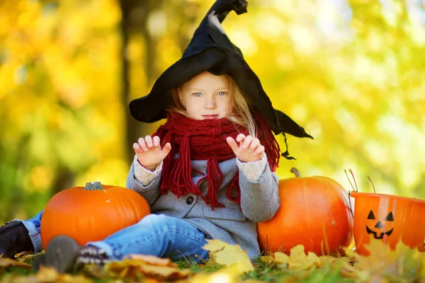 Mädchen im Halloween-Kostüm mit Kürbissen — Stockfoto