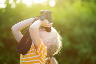 dürbün ile küçük kız 