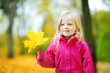 küçük kız ile sonbahar yaprak oynamak